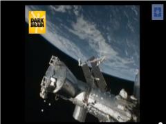 3个碟形或球形不明飞行物体，正在离开地球的轨道，返回宇宙空间。